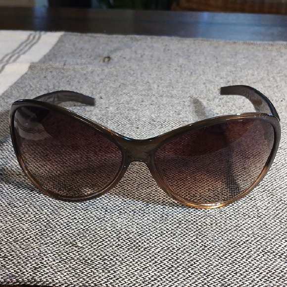 CHANEL Elegant Black and Brown Sunglasses - Picture 1 of 8